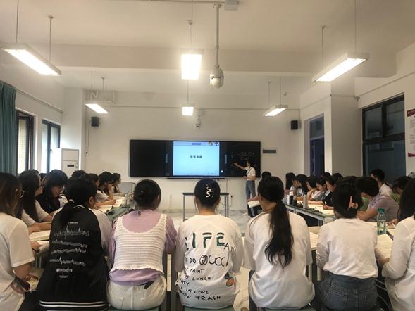 说明: 一群人在房间里描述已自动生成